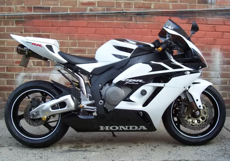 2004-2005-Honda-CBR1000RR-White-Black