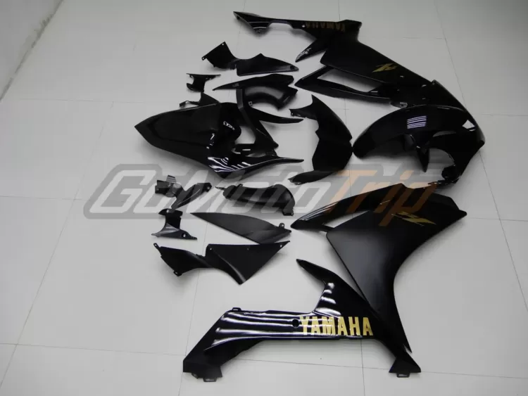 2008-Yamaha-YZF-R1-Raven-Black-Fairing-12