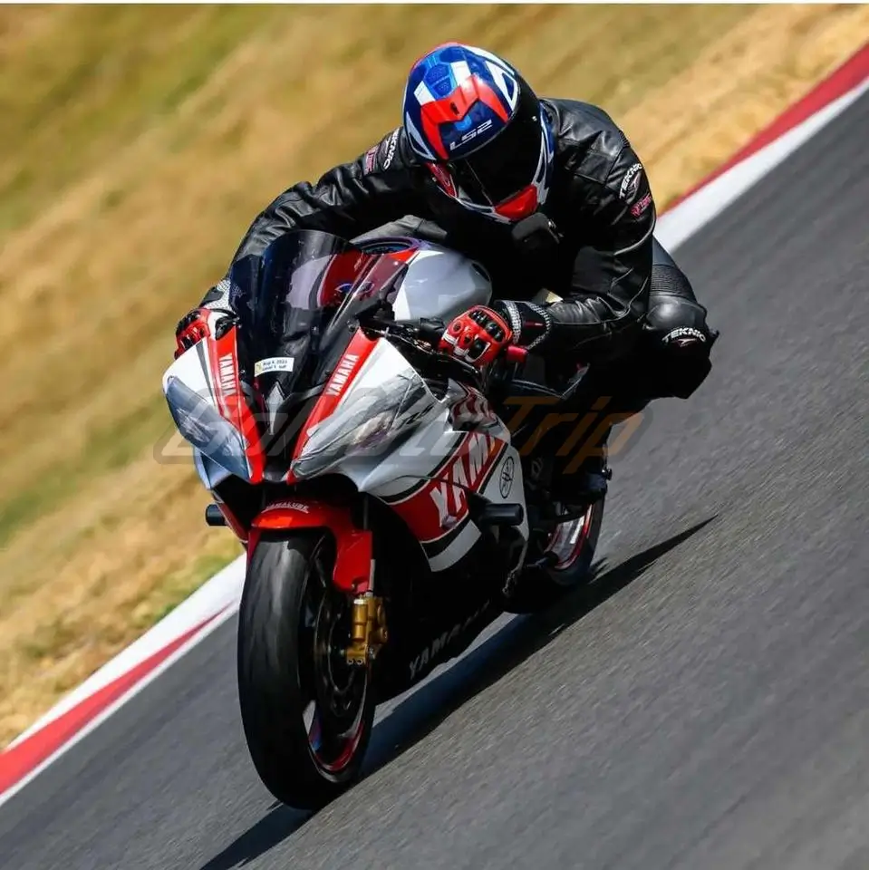 Rider Review 146057 John - 2012 Yamaha YZF-R6 WGP 50th Anniversary Custom Fairing 6