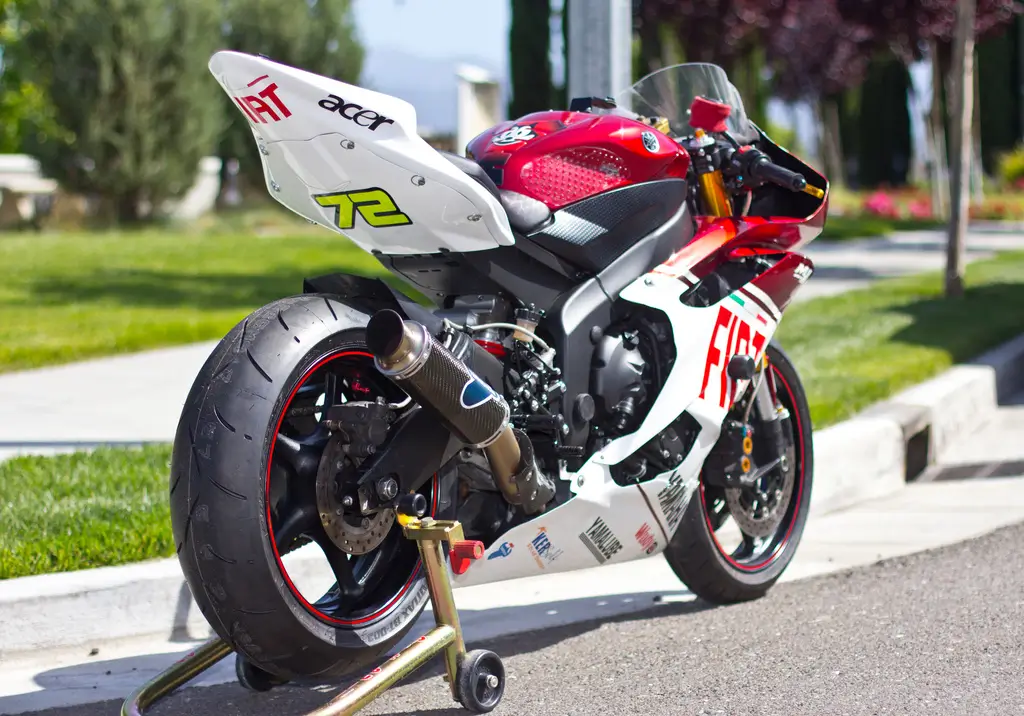 2006-2007-Yamaha-R6-YZR-M1-2007-MotoGP-Candy-Red-3