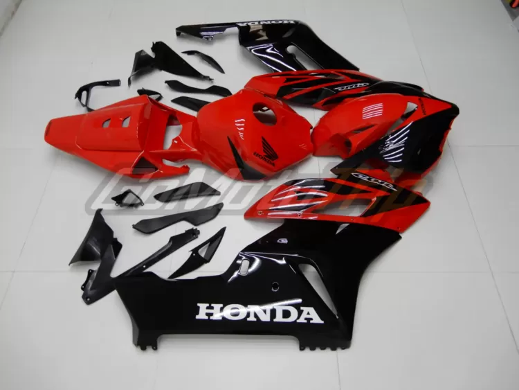 2004-2005-Honda-CBR1000RR-Black-Red-Fairing-5