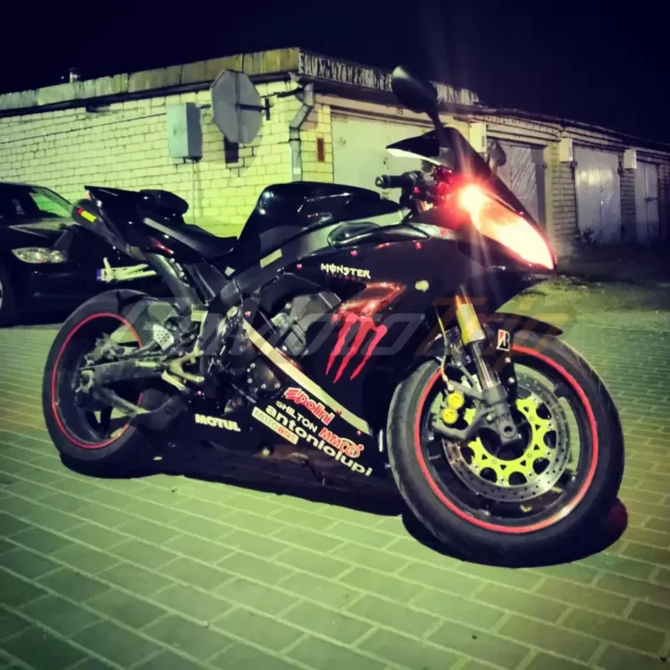 Rider-Review-121866-Davids-YZF-R1-Monster-Energy-Black-Red-Fairing
