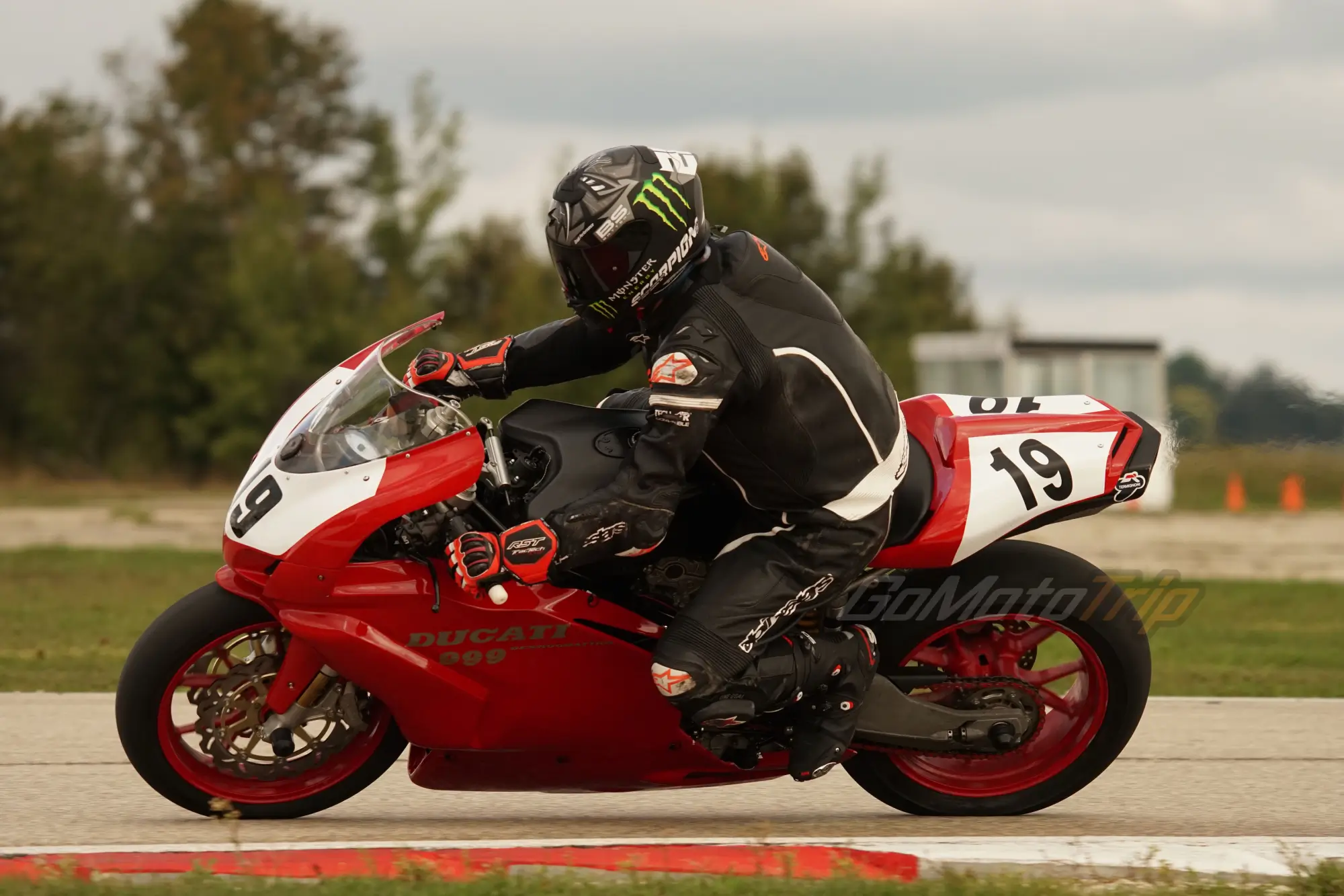 Rider Review 171169 Randall Ducati 999 Red Race Fairing 2 - Gomototrip Rider Review 171169 Randall - Ducati 999 Red Race Fairing 2