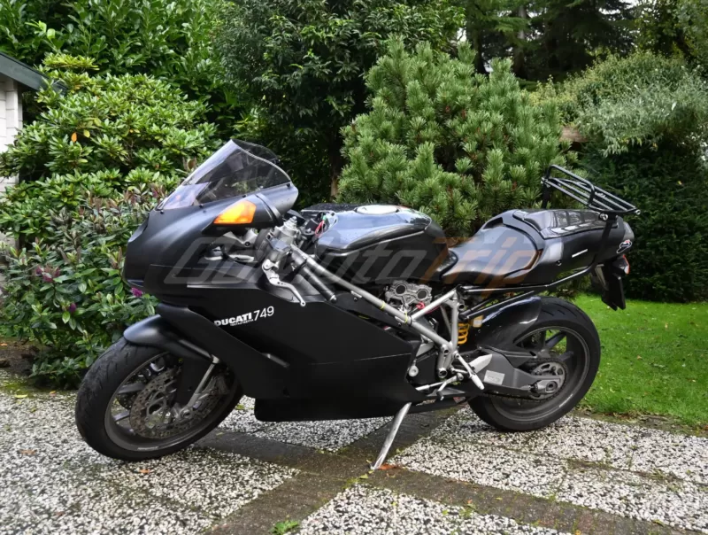 Rider-Review-93259-Ducati-749-Black-Fairing