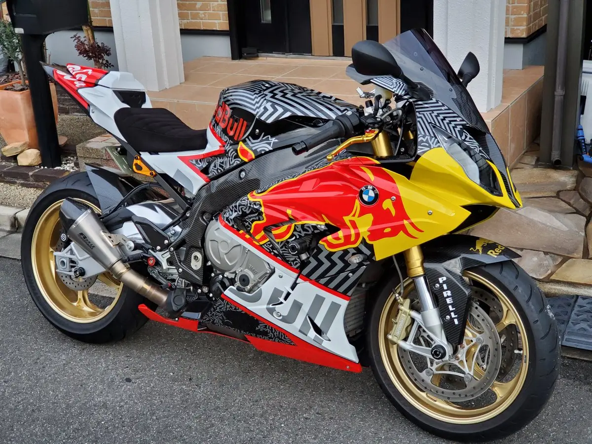 2015-2016-BMW-S1000RR-Red-Bull