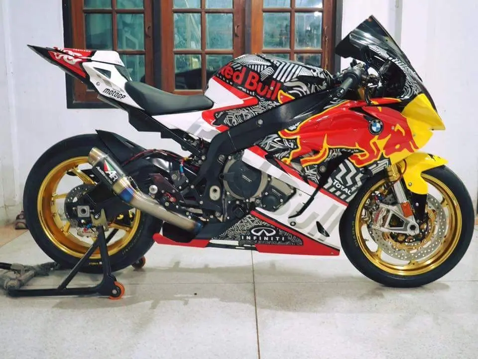 2015-2016-BMW-S1000RR-Red-Bull2