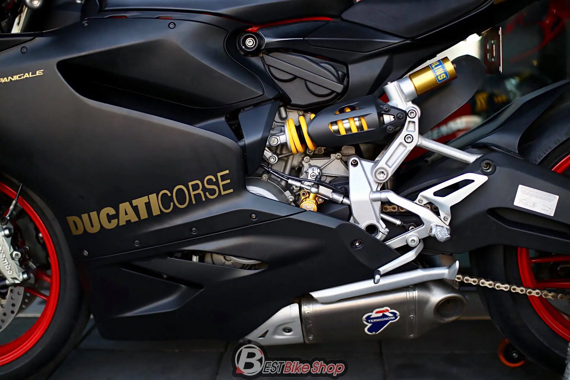 Ducati-899-PANIGALE-Black-12