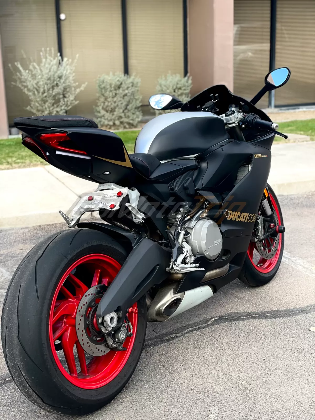 Rider-Review-131499-Bradley-Ducati-899-PANIGALE-S-Black-Fairing-3
